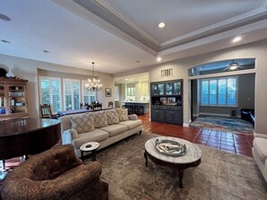 Smart TV, fireplace, books - Crescent House - Tranquil Downtown Home (Lodi)