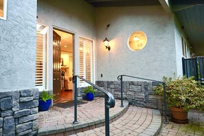 Exterior detail - Crescent House - Tranquil Downtown Home (Lodi)