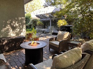 Outdoor dining - Crescent House - Tranquil Downtown Home (Lodi)