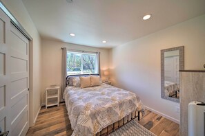 2 Schlafzimmer, Schreibtisch, Bügeleisen/Bügelbrett, Reisekinderbett