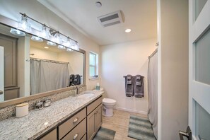 Kostenlose Toilettenartikel, Haartrockner, Handtücher