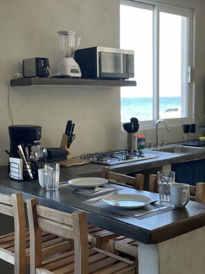 Kylskåp, mikrovågsugn, spishäll och kaffe- och tebryggare