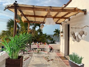 Outdoor dining - La Casa del Colibrí (Campeche)