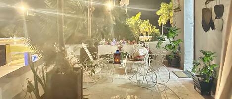 تناول الطعام بالخارج