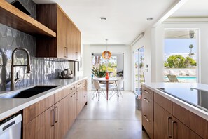 Fridge, microwave, oven, stovetop - Alhambra House - Indian Canyons South Palm Springs (Palm Springs)