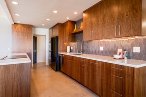 Fridge, microwave, oven, stovetop - Alhambra House - Indian Canyons South Palm Springs (Palm Springs)