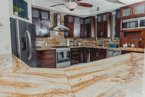 Refrigerador, microondas, horno y parrilla de estufa