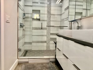 Ensemble douche/baignoire, sèche-cheveux, serviettes fournies, savon