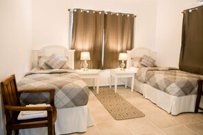 2 habitaciones, tabla de planchar con plancha y cuna de viaje 