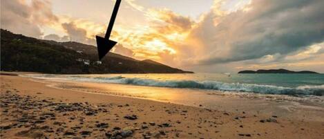 Sur la plage, chaise longue, serviettes de plage