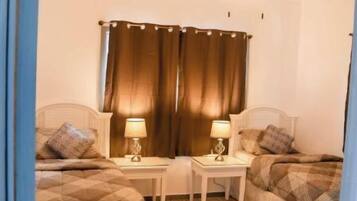 2 quartos, ferros/tábuas de passar roupa, berço de viagem