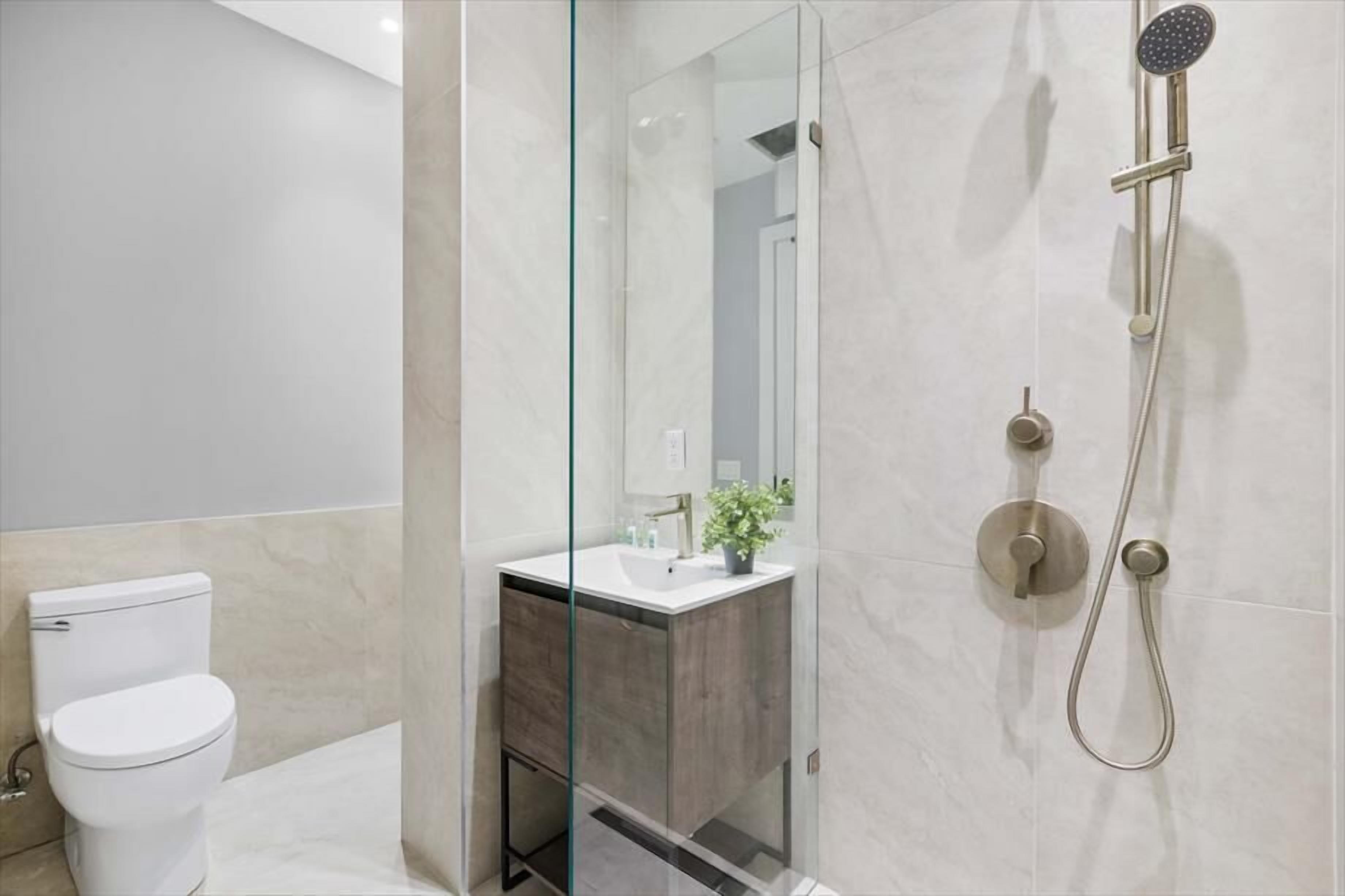 Douche, sèche-cheveux, serviettes fournies