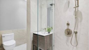 Douche, sĂšche-cheveux, serviettes fournies