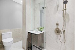 Shower, hair dryer, towels - Mott Haven Queen Suite | Gym | Kitchenette (BRONX, NY, 10451)