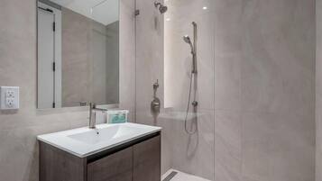 Suihku, hiustenkuivaaja, pyyhkeet