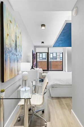 Iron/ironing board, free WiFi, bed sheets - Mott Haven King Suite | Gym | Kitchenette | Free Wi-Fi (Bronx)