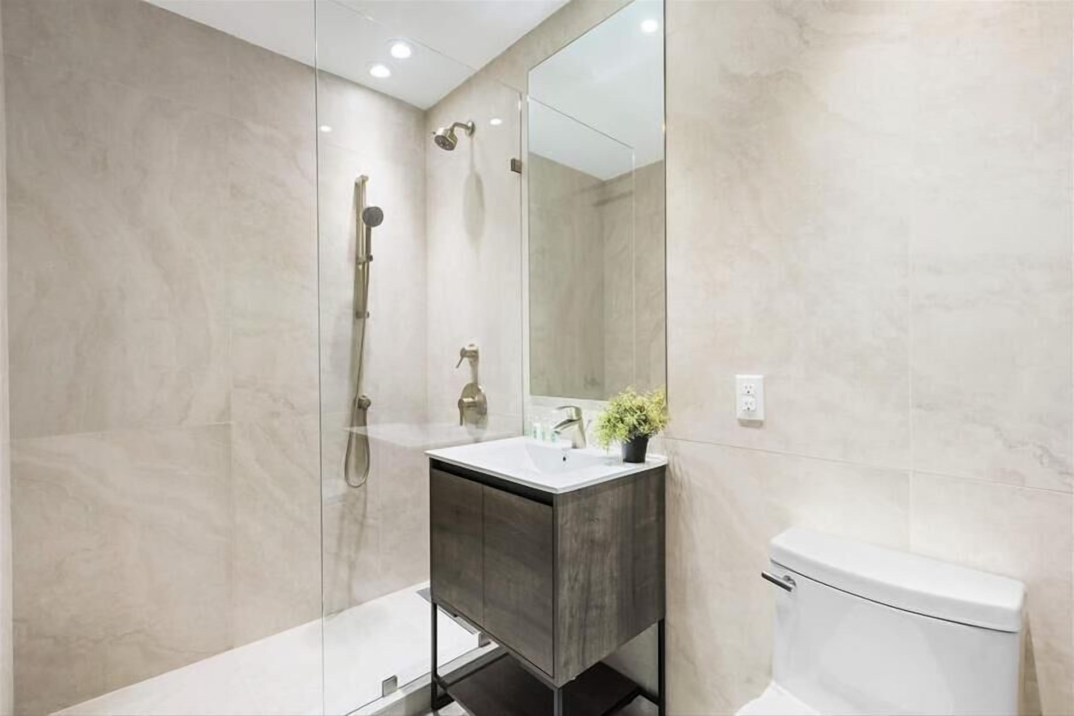 Regadera, secadora de cabello, toallas 