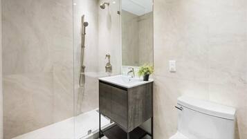 Douche, sĂšche-cheveux, serviettes fournies