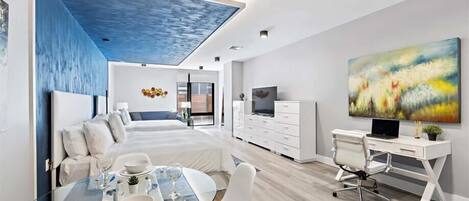 Planxa i posts de planxar, wifi gratuïta i roba de llit