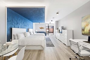 Tabla de planchar con plancha, wifi gratis y ropa de cama 