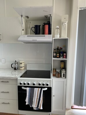 Een koelkast, een magnetron, een oven, een kookplaat