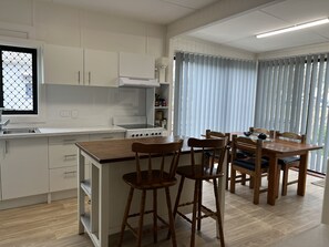 Een koelkast, een magnetron, een oven, een kookplaat