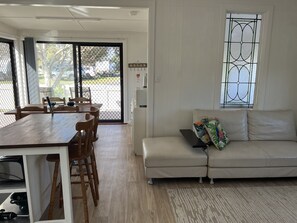 Smart-TV, peis, bøker og musikkbibliotek