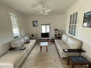 Smart-TV, peis, bøker og musikkbibliotek