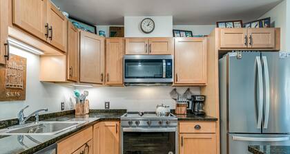 Ski-In/Ski-Out Condo with Fireplace, Fast WiFi, Washer/Dryer & Seasonal Pool