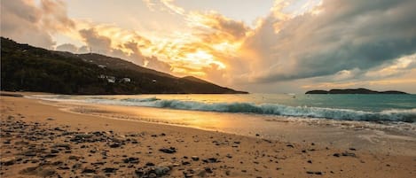 Sur la plage, chaise longue, serviettes de plage