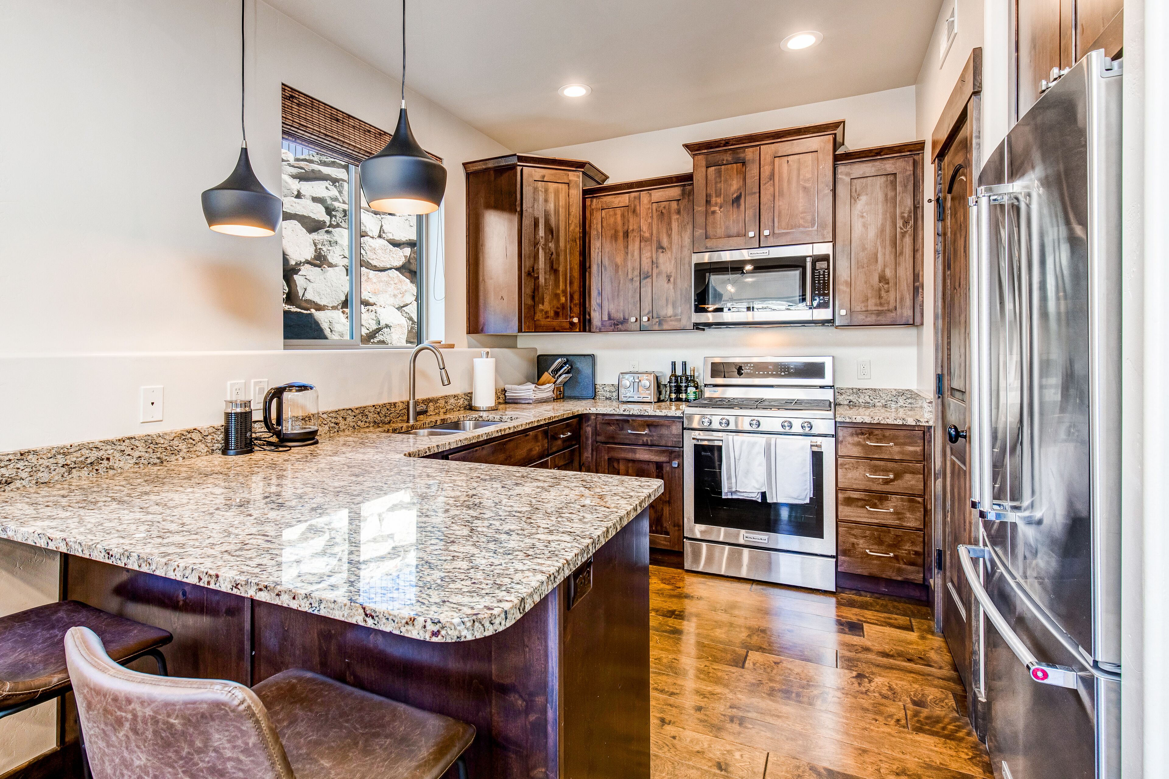 Kjøleskap, mikrobølgeovn, ovn og kokeplater