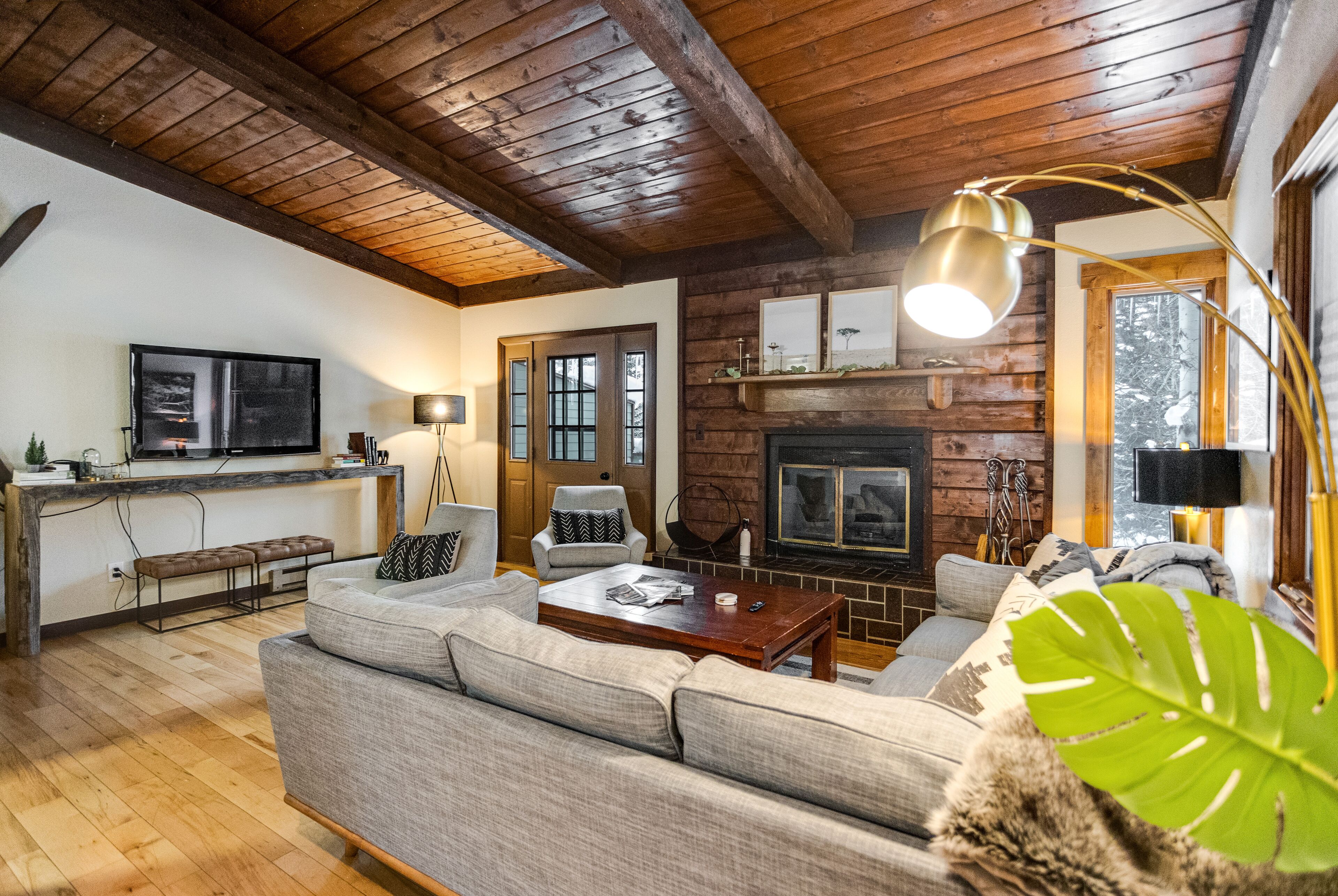 Mountain Retreat Townhome on Bus Route with a Private Deck & Covered Parking