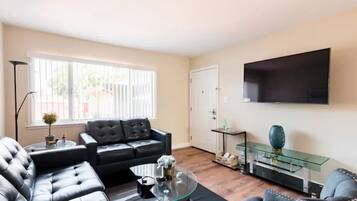 Una Smart TV, una oficina