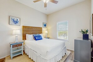 2 bedrooms, iron/ironing board, Internet, bed sheets - Sunny home minutes from beach with pool - golfing nearby (Rockport)