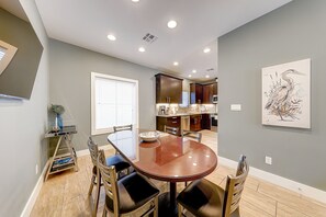 Dining - Two-Story Condo Near the Beach W/ Shared Pool & Free WiFi (Corpus Christi)