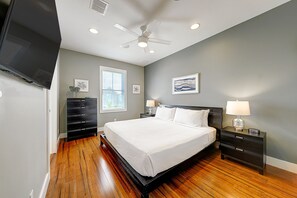 2 bedrooms, WiFi, bed sheets - Two-Story Condo Near the Beach W/ Shared Pool & Free WiFi (Corpus Christi)