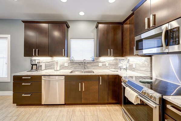 冷蔵庫、電子レンジ、オーブン、コンロ