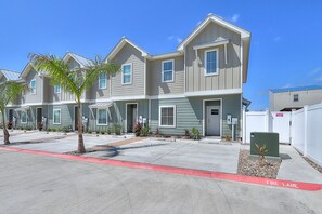 Exterior - Two-Story Condo Near the Beach W/ Shared Pool & Free WiFi (Corpus Christi)