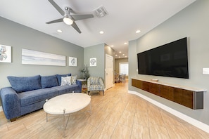 TV, stereo - Two-Story Condo Near the Beach W/ Shared Pool & Free WiFi (Corpus Christi)