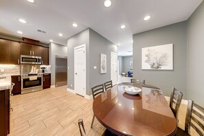 Dining - Two-Story Condo Near the Beach W/ Shared Pool & Free WiFi (Corpus Christi)