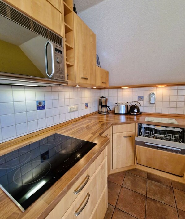 Kühlschrank, Mikrowelle, Ofen, Herdplatte