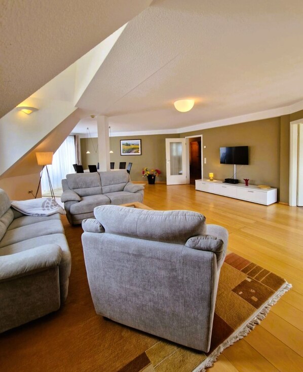 Fernseher, Stereoanlage