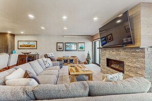 Televisión y chimenea 