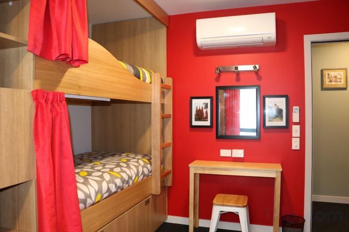 Bed In 6-Bed Dormitory (Shared Bathroom）
