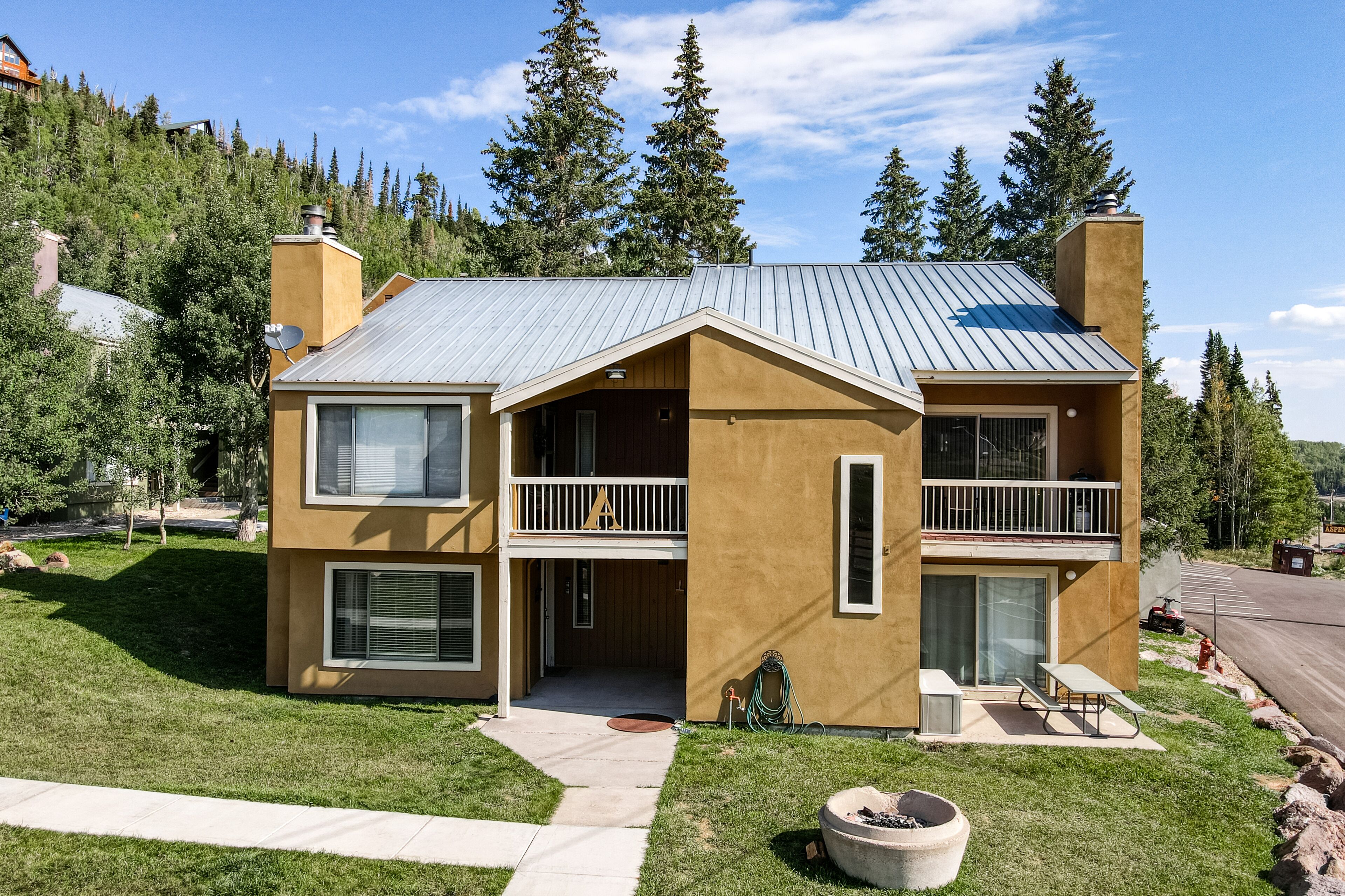 Cozy Condo w/ Cabin Feel plus Mountain View, Wood Fireplace - Walk to the Slopes