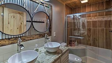 Articles de toilette gratuits, sĂšche-cheveux, serviettes fournies