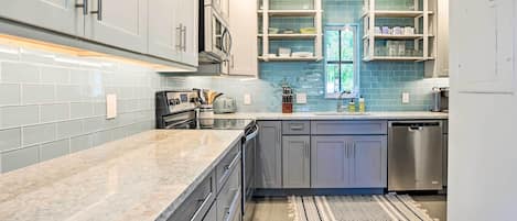 Fridge, microwave, stovetop, dishwasher