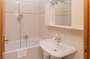 Ensemble douche/baignoire, sèche-cheveux, serviettes fournies, shampoing