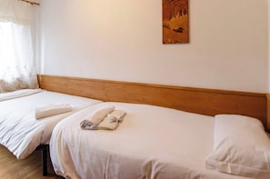 3 bedrooms, iron/ironing board, free WiFi, bed sheets