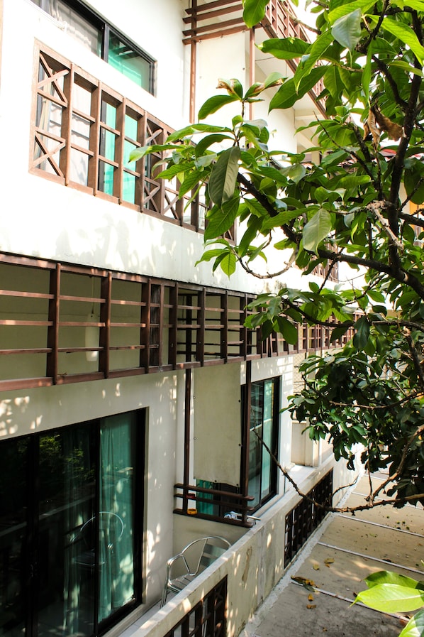 Un edificio de varios pisos con amplias ventanas y un balcón.